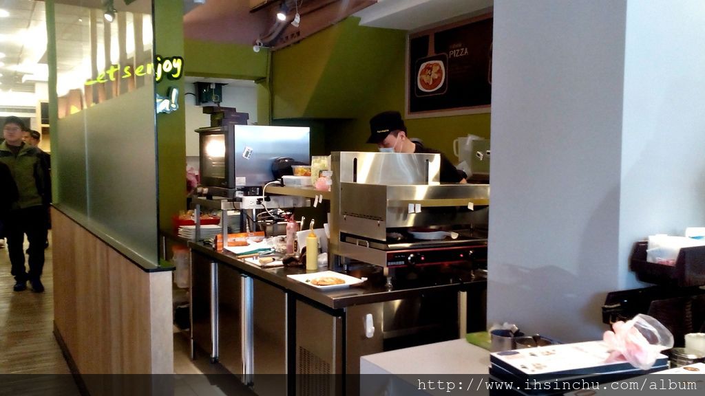 Nu Pasta義大利餐廳道地平價,一般其他義大利餐廳的 一份餐點起跳價格可能是200元,在Nu Pasta只要100多元就可以享受一頓豐盛的義大利麵好吃美食了,在新竹這種平價義大利麵餐廳真不多。 Nu Pasta義大利餐廳道地平價,一般其他義大利餐廳的 一份餐點起跳價格可能是200元,在Nu Pasta只要100多元就可以享受一頓豐盛的義大利麵好吃美食了,在新竹這種平價義大利麵餐廳真不多。