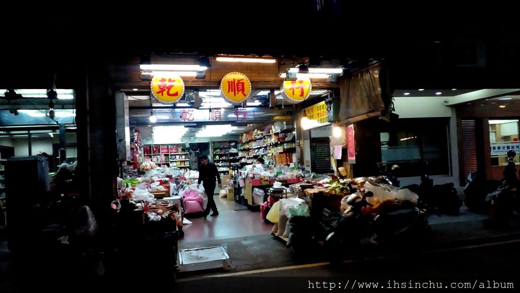 紅豆湯怎麼煮? 實戰煮一鍋顆顆完好,豆殼跟豆仁不分家,但是有入口即化的紅豆湯作戰計畫開始,先到賣乾貨的百年老店買最上等的紅豆回家。 紅豆湯怎麼煮? 實戰煮一鍋顆顆完好,豆殼跟豆仁不分家,但是有入口即化的紅豆湯作戰計畫開始,先到賣乾貨的百年老店買最上等的紅豆回家。