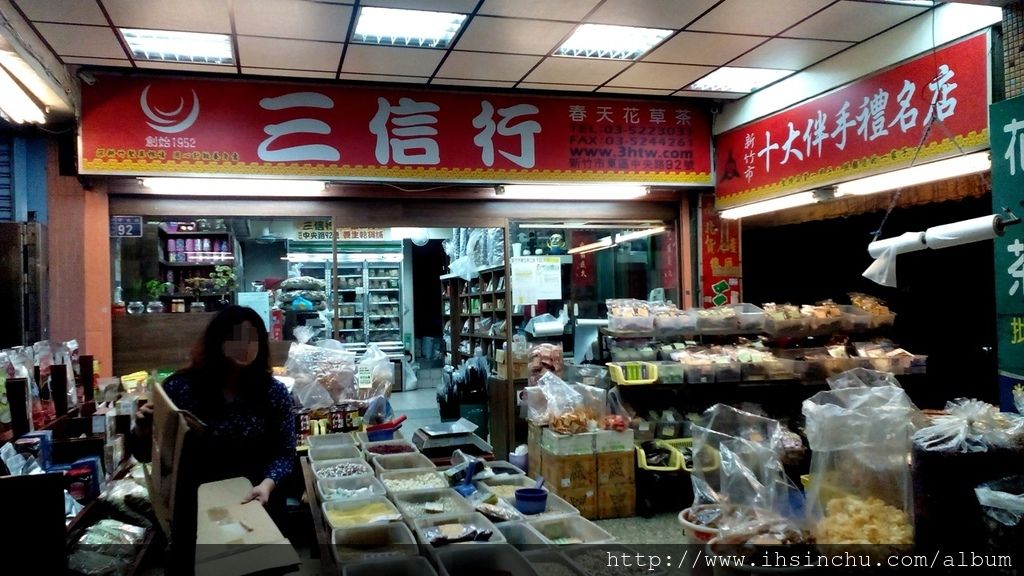 紅豆湯怎麼煮? 實戰煮一鍋顆顆完好,豆殼跟豆仁不分家,但是有入口即化的紅豆湯作戰計畫開始,先到賣乾貨的百年老店買最上等的紅豆回家。 紅豆湯怎麼煮? 實戰煮一鍋顆顆完好,豆殼跟豆仁不分家,但是有入口即化的紅豆湯作戰計畫開始,先到賣乾貨的百年老店買最上等的紅豆回家。