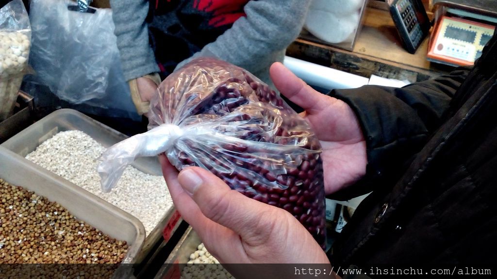 紅豆湯怎麼煮? 實戰煮一鍋顆顆完好,豆殼跟豆仁不分家,但是有入口即化的紅豆湯作戰計畫開始,先到賣乾貨的百年老店買最上等的紅豆回家。 紅豆湯怎麼煮? 實戰煮一鍋顆顆完好,豆殼跟豆仁不分家,但是有入口即化的紅豆湯作戰計畫開始,先到賣乾貨的百年老店買最上等的紅豆回家。