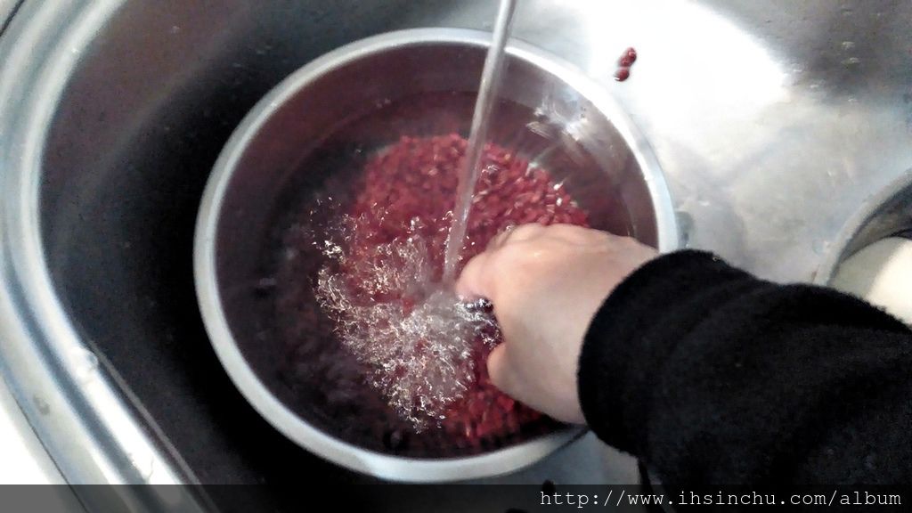 回家後仔細清洗,把一些色澤不好的紅豆挑掉,洗了幾遍之後,先放在水裡泡一晚,準備煮好喝的紅豆湯。 回家後仔細清洗,把一些色澤不好的紅豆挑掉,洗了幾遍之後,先放在水裡泡一晚,準備煮好喝的紅豆湯。