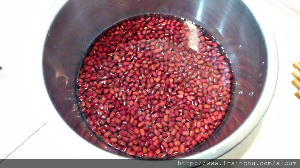回家後仔細清洗,把一些色澤不好的紅豆挑掉,洗了幾遍之後,先放在水裡泡一晚,準備煮好喝的紅豆湯。 回家後仔細清洗,把一些色澤不好的紅豆挑掉,洗了幾遍之後,先放在水裡泡一晚,準備煮好喝的紅豆湯。