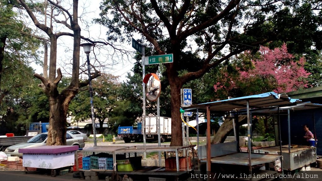 從外地開車來找竹東美食的朋友,可以考慮將車輛停在信義路上的停車場,如下圖竹東信義路跟南華街口就有竹東市立停車場,收費一小時20元,停好車後只要走幾步路就有一堆竹東美食小吃呈現在眼前了 從外地開車來找竹東美食的朋友,可以考慮將車輛停在信義路上的停車場,如下圖竹東信義路跟南華街口就有竹東市立停車場,收費一小時20元,停好車後只要走幾步路就有一堆竹東美食小吃呈現在眼前了