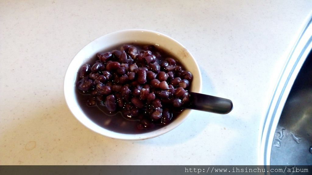 神農本草綱目中記載,紅豆湯有通小腸、利小便、水散血、消腫排膿、消熱解毒、治瀉痢腳氣、止渴解酒、通乳下胎等功效喔!! 神農本草綱目中記載,紅豆湯有通小腸、利小便、水散血、消腫排膿、消熱解毒、治瀉痢腳氣、止渴解酒、通乳下胎等功效喔!! 
阿基師示範快速煮用電鍋煮紅豆湯方法,不但紅豆可以快速熟透、節省瓦斯,還能保留粒粒分明的口感,而不會變成一鍋的紅豆沙喔!!! 阿基師說紅豆湯煮法大眉角就是......先炒後悶豆子軟爛也不會破皮喔。