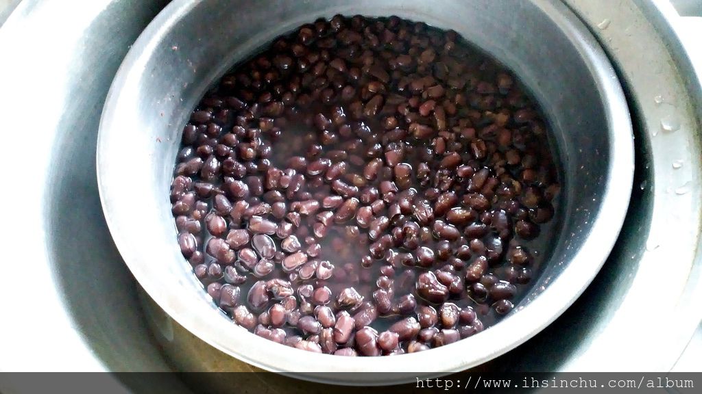 照著紅豆湯食譜煮出來的紅豆湯果然香濃可口,粒粒分明,好吃喔!! 照著紅豆湯食譜煮出來的紅豆湯果然香濃可口,粒粒分明,好吃喔!!