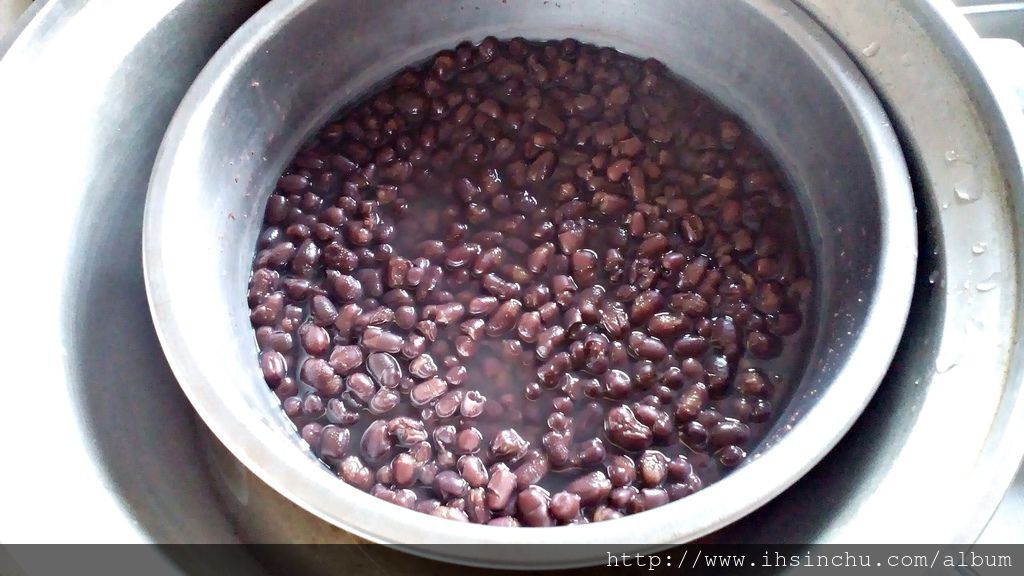 紅豆湯怎麼煮要怎麼省瓦斯費?大家都知道使用電鍋、悶燒鍋都能省很多,只是這樣煮紅豆湯的口感多少有差;以紅豆湯來講,電鍋吃的是鬆軟口感,要想吃出一顆一顆的紅豆嚼勁,就得用瓦斯爐,只是如何兼顧口感、還能省瓦斯成本,網路上實測3種煮法,發現先把紅豆泡水、或是煮的過程加鍋蓋,瓦斯費就能省一半。 紅豆湯怎麼煮要怎麼省瓦斯費?大家都知道使用電鍋、悶燒鍋都能省很多,只是這樣煮紅豆湯的口感多少有差;以紅豆湯來講,電鍋吃的是鬆軟口感,要想吃出一顆一顆的紅豆嚼勁,就得用瓦斯爐,只是如何兼顧口感、還能省瓦斯成本,網路上實測3種煮法,發現先把紅豆泡水、或是煮的過程加鍋蓋,瓦斯費就能省一半。