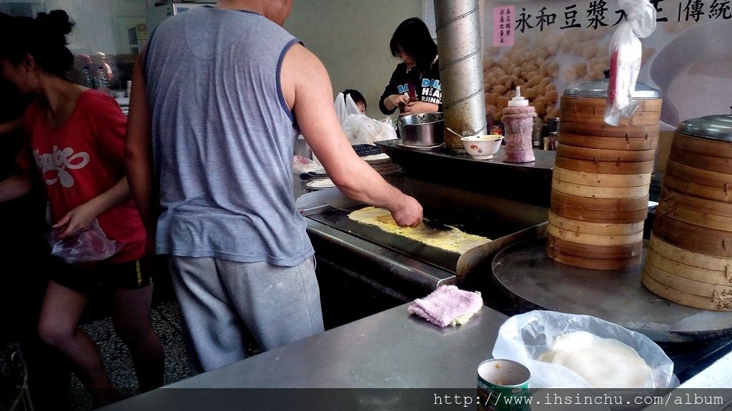 強力推薦新竹好吃又便宜的宵夜及早餐店-永和豆漿大王,座落於新竹光復路上,鄰近新竹關新商圈、科學園區、老爺酒店,這是我們比較過許多家永和豆漿的心得評價:這家宵夜及早餐店最好吃也最便宜! 強力推薦新竹好吃又便宜的宵夜及早餐店-永和豆漿大王,座落於新竹光復路上,鄰近新竹關新商圈、科學園區、老爺酒店,這是我們比較過許多家永和豆漿的心得評價:這家宵夜及早餐店最好吃也最便宜!