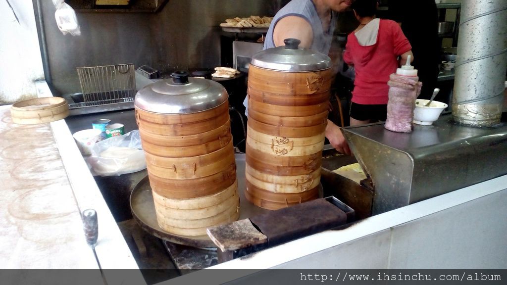 這是比較過最好吃的燒餅,我們全家老少都喜歡這家的小籠包、蛋餅及燒餅,這家永和豆漿大王的燒餅吃起來酥中帶軟,百吃不厭,最誇張就是我們家宵夜也吃這家,早餐也吃這家,只有星期日沒營業沒得吃。 這是比較過最好吃的燒餅,我們全家老少都喜歡這家的小籠包、蛋餅及燒餅,這家永和豆漿大王的燒餅吃起來酥中帶軟,百吃不厭,最誇張就是我們家宵夜也吃這家,早餐也吃這家,只有星期日沒營業沒得吃。