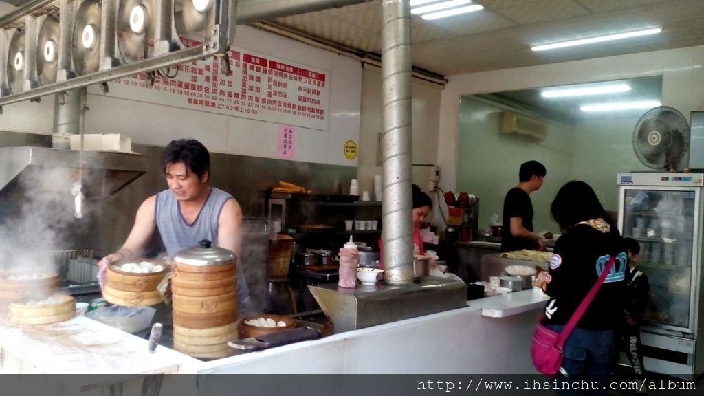 強力推薦新竹好吃又便宜的宵夜及早餐店-永和豆漿大王,座落於新竹光復路上,鄰近新竹關新商圈、科學園區、老爺酒店,這是我們比較過許多家永和豆漿的心得評價:這家宵夜及早餐店最好吃也最便宜! 強力推薦新竹好吃又便宜的宵夜及早餐店-永和豆漿大王,座落於新竹光復路上,鄰近新竹關新商圈、科學園區、老爺酒店,這是我們比較過許多家永和豆漿的心得評價:這家宵夜及早餐店最好吃也最便宜!