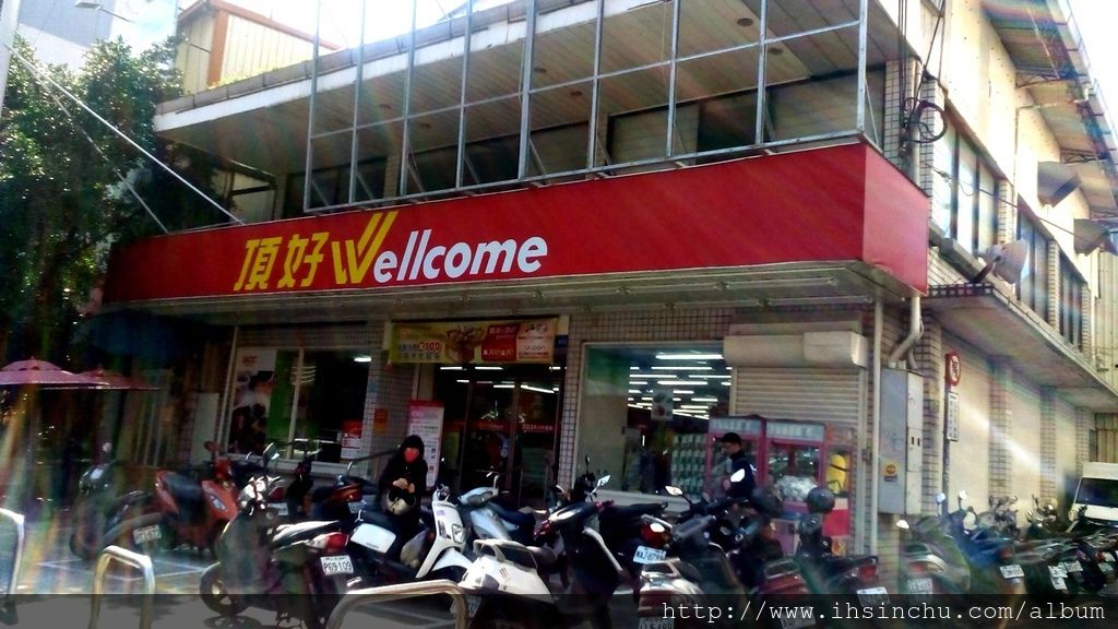 新竹光復路永和豆漿大王在車水馬龍的光復路及關新路T字路口附近。新竹永和豆漿大王的對面是頂好Welcome。 新竹光復路永和豆漿大王在車水馬龍的光復路及關新路T字路口附近。新竹永和豆漿大王的對面是頂好Welcome。