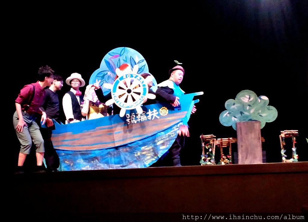 仁愛社會基金會表示,這次活動經費由新竹城中扶輪社賴開隆社長邀請新竹各區的扶輪社(竹塹扶輪社、東區扶輪社、網路扶輪社、竹風扶輪社、竹夢扶輪社、百合扶輪社、北區扶輪社、菁華扶輪社)及其他協辦單位贊助,身障天使們透過手鐘、陶笛、太鼓及原住民樂器演奏貫穿全場,結合舞蹈描繪出森林中三顆小樹苗的成長歷程。 仁愛社會基金會表示,這次活動經費由新竹城中扶輪社賴開隆社長邀請新竹各區的扶輪社(竹塹扶輪社、東區扶輪社、網路扶輪社、竹風扶輪社、竹夢扶輪社、百合扶輪社、北區扶輪社、菁華扶輪社)及其他協辦單位贊助,身障天使們透過手鐘、陶笛、太鼓及原住民樂器演奏貫穿全場,結合舞蹈描繪出森林中三顆小樹苗的成長歷程。