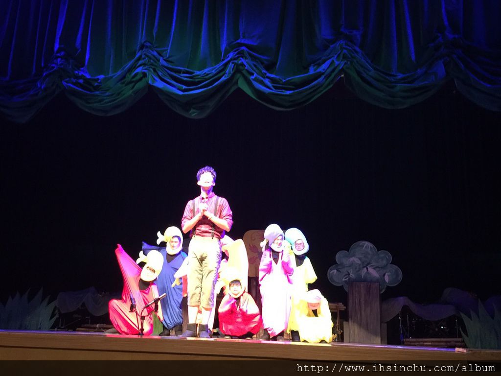 故事敘述小樹苗懷抱著夢想,希望成為寶貝們的搖籃、乘風破浪的大船以及森林裡為人指引迷途的指標,但在過程中屢遭挫折與失敗,夢想也將漸漸遠去,直到一位神秘而特別的人物出現,所有的不如意,都化成了美麗的祝福。 故事敘述小樹苗懷抱著夢想,希望成為寶貝們的搖籃、乘風破浪的大船以及森林裡為人指引迷途的指標,但在過程中屢遭挫折與失敗,夢想也將漸漸遠去,直到一位神秘而特別的人物出現,所有的不如意,都化成了美麗的祝福。