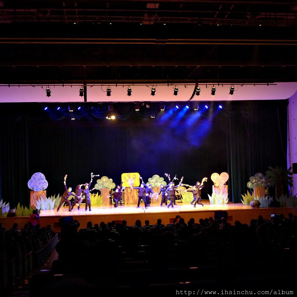 在頭腦裡,我探索案的溫暖泉源。在心裡,我探索思想發散時的亮光。此這愛的泉源與思想散發時的亮光結合,我的雙手強壯,願為人類美好而工作,我探索我自己。 在頭腦裡,我探索案的溫暖泉源。在心裡,我探索思想發散時的亮光。此這愛的泉源與思想散發時的亮光結合,我的雙手強壯,願為人類美好而工作,我探索我自己。