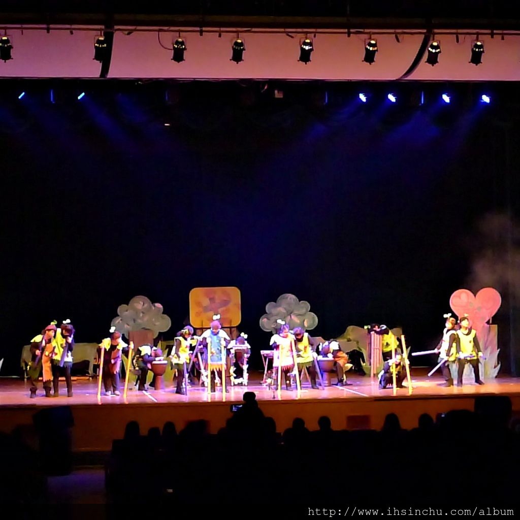 這次院生們參與慈善音樂劇的演出,讓中重度身心障礙青年的學習歷程,以戲劇與音樂呈現於舞台,並運用不同 的主題傳遞愛與成長的故事,啟發社會大眾關心家庭、熱愛生命、尊重他人, 讓社會更美好。 這次院生們參與慈善音樂劇的演出,讓中重度身心障礙青年的學習歷程,以戲劇與音樂呈現於舞台,並運用不同 的主題傳遞愛與成長的故事,啟發社會大眾關心家庭、熱愛生命、尊重他人, 讓社會更美好。