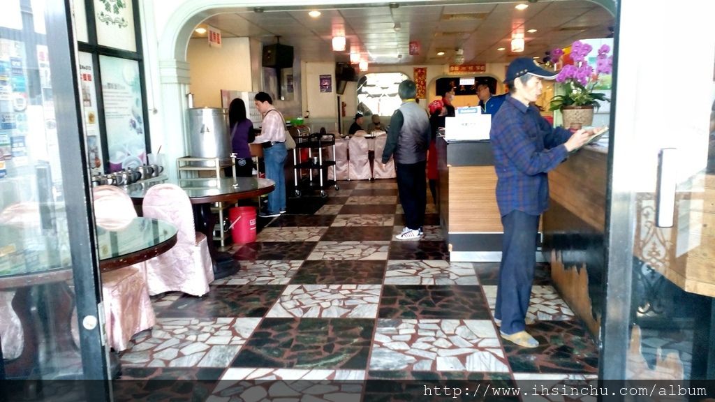進門口右手邊是結帳櫃台,左前方是個小魚池,活魚就在小魚池中任君挑選。 進門口右手邊是結帳櫃台,左前方是個小魚池,活魚就在小魚池中任君挑選。