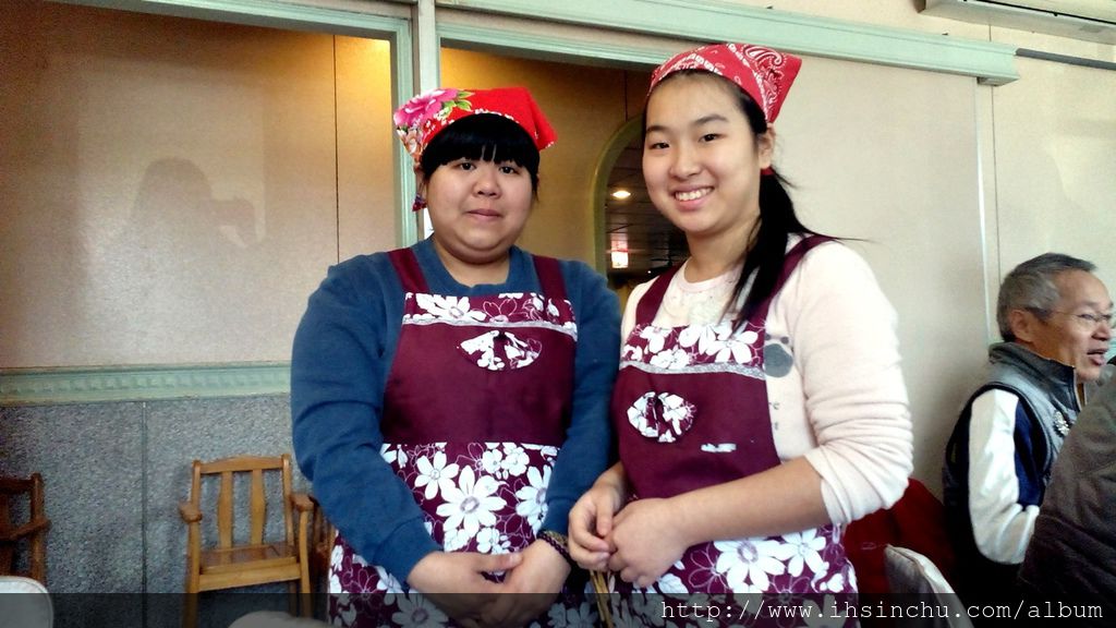 心蘭活魚餐廳評價不錯,是一家來石門水庫必吃的活魚餐廳,周末有空全家大小一起來,絕對不會失望的。上圖是心蘭活魚餐廳好可愛的小妹妹(負責端盤子,不收小費), 心蘭活魚餐廳評價不錯,是一家來石門水庫必吃的活魚餐廳,周末有空全家大小一起來,絕對不會失望的。上圖是心蘭活魚餐廳好可愛的小妹妹(負責端盤子,不收小費),