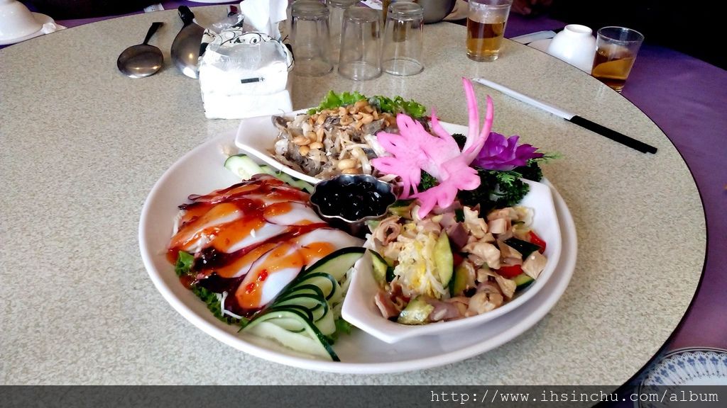 這是第一道菜:好吃的美味三拼! 這是第一道菜:好吃的美味三拼!