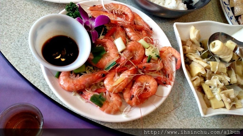 白灼鮮白蝦,這道菜一上來,大家立刻有疑問,為什麼蝦子是白色的啊? 白灼鮮白蝦,這道菜一上來,大家立刻有疑問,為什麼蝦子是白色的啊?