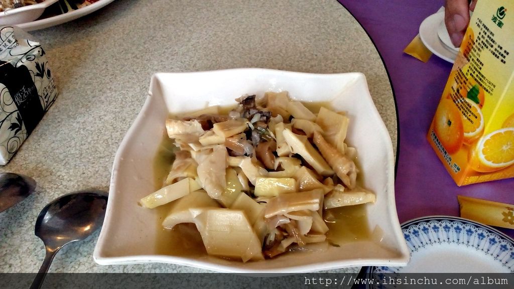 第二道典型的客家名菜客家悶筍,脆脆QQ好好吃,大家有如蝗蟲過境,這盤菜一上桌立刻掃購一空,後來才後悔,原來越後面越好吃! 第二道典型的客家名菜客家悶筍,脆脆QQ好好吃,大家有如蝗蟲過境,這盤菜一上桌立刻掃購一空,後來才後悔,原來越後面越好吃!