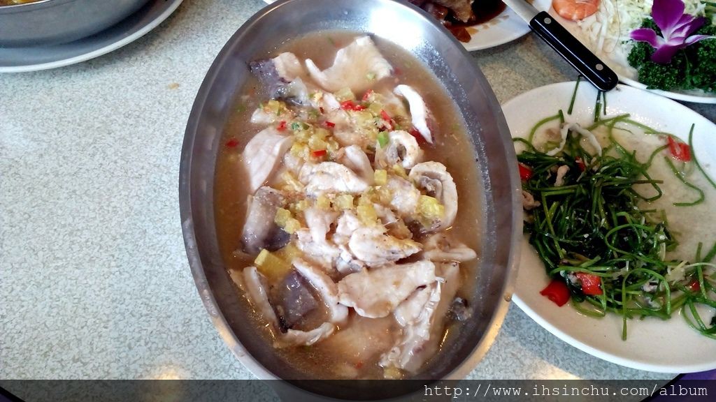 活魚三吃中的波羅檸檬魚也超好吃的。 活魚三吃中的波羅檸檬魚也超好吃的。