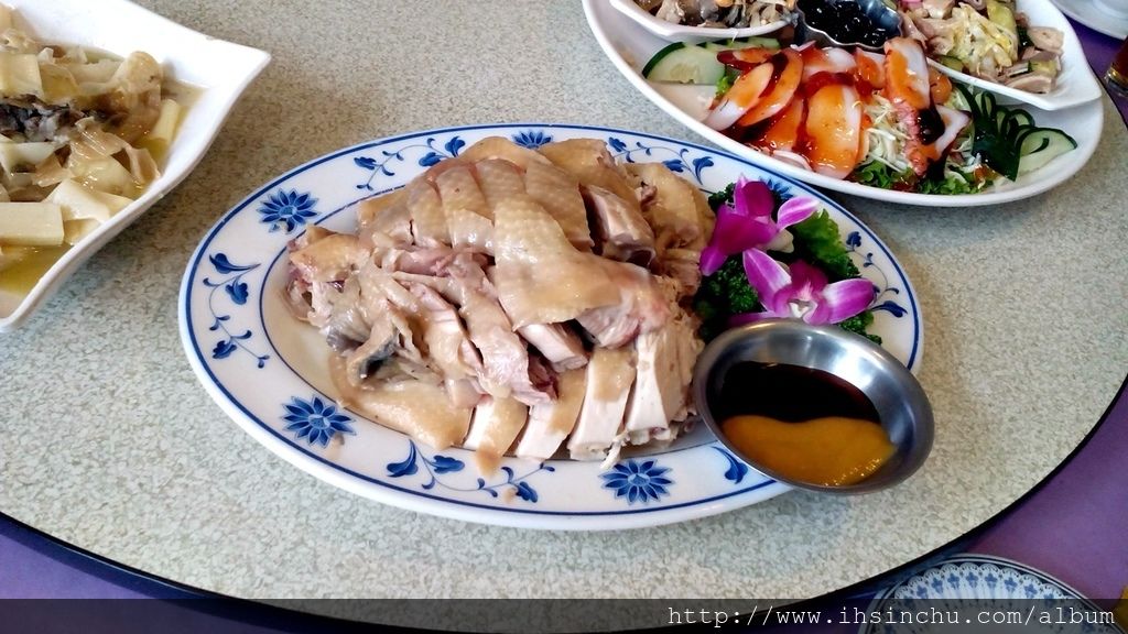 白斬雞也是常見的客家菜之一。 白斬雞也是常見的客家菜之一。