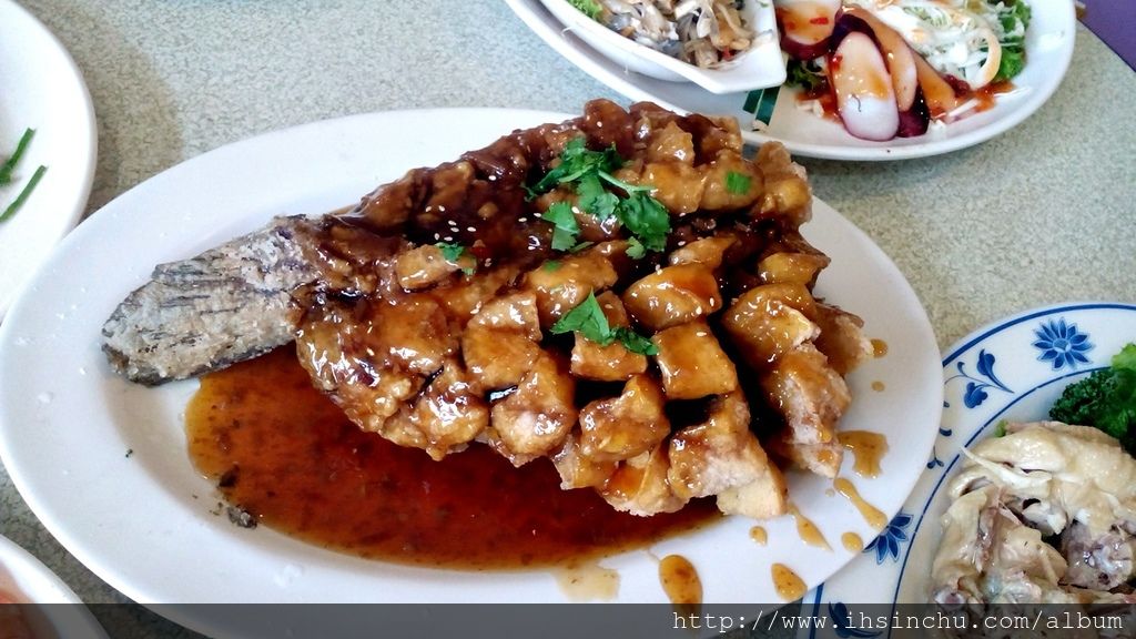 好吃的活魚三吃終於上桌了,第一道是糖醋松鼠魚,看起來長得像松鼠一樣的糖醋魚,所以叫糖醋松鼠魚。 好吃的活魚三吃終於上桌了,第一道是糖醋松鼠魚,看起來長得像松鼠一樣的糖醋魚,所以叫糖醋松鼠魚。