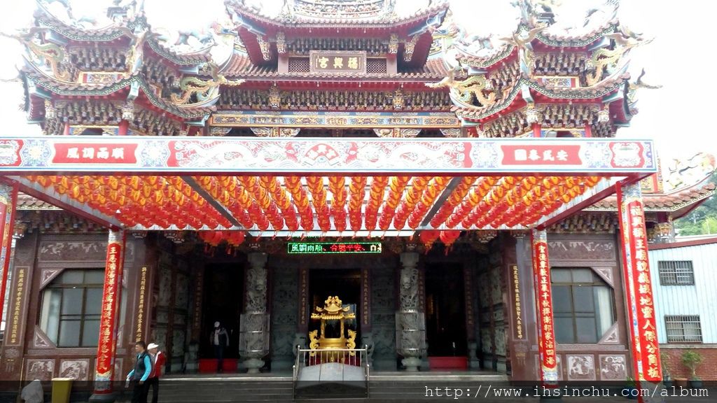 民國八十一年因廟宇年久、漏雨不堪,故組重建委員會重建廟宇,民國八十二年動工興建,至民國八十四年九月完成,廟宇巍峨、富麗堂皇。同年十一月初九舉行入廟三獻大典,恭請開漳聖王曁列尊神入廟永鎮福興,即為現今之福興宮! 民國八十一年因廟宇年久、漏雨不堪,故組重建委員會重建廟宇,民國八十二年動工興建,至民國八十四年九月完成,廟宇巍峨、富麗堂皇。同年十一月初九舉行入廟三獻大典,恭請開漳聖王曁列尊神入廟永鎮福興,即為現今之福興宮!