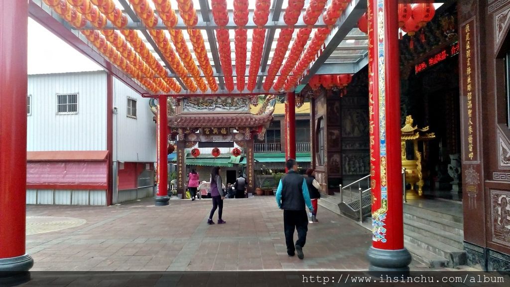 光緒年間,為消災解厄及醫治百病,經地方熱心人士,擇定角板山興建土地公廟祈求地方平安,嗣改建為紅壇供奉觀音佛祖及福德正神,庇祐鄉里。 民國五十年紅壇年久失修、破舊不堪,地方人士發起建廟,並配合阿姆坪復興宮遷宮補償費用來興建廟宇,則現址於同年五月動工興建,至民國五十二年竣工,廟貌氣勢宏偉,命名為「福興宮 」。 光緒年間,為消災解厄及醫治百病,經地方熱心人士,擇定角板山興建土地公廟祈求地方平安,嗣改建為紅壇供奉觀音佛祖及福德正神,庇祐鄉里。 民國五十年紅壇年久失修、破舊不堪,地方人士發起建廟,並配合阿姆坪復興宮遷宮補償費用來興建廟宇,則現址於同年五月動工興建,至民國五十二年竣工,廟貌氣勢宏偉,命名為「福興宮 」。