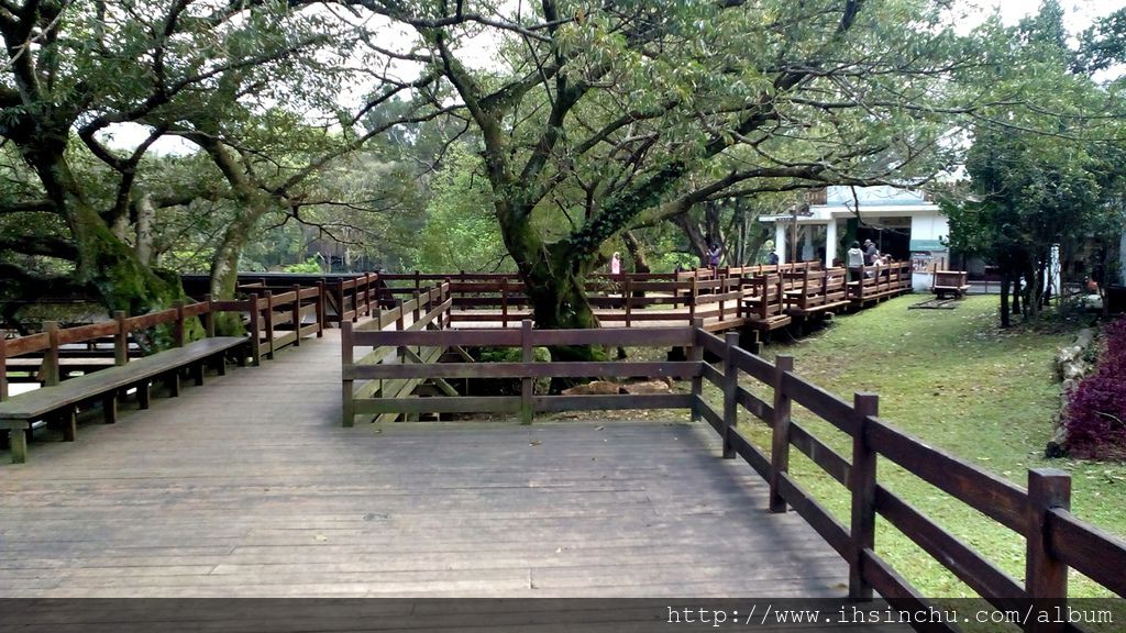 角板山行館擁有北臺灣最大梅花園,當一波波寒流吹襲下,整片雪白如織的花朵有如一層薄薄白雪覆蓋枝頭。又因地勢關係,年初山區水氣足,氣溫降低,形成雲霧繚繞,仙氣彌漫景象,將園區妝點出嬌羞又幽靜的景致。 角板山行館擁有北臺灣最大梅花園,當一波波寒流吹襲下,整片雪白如織的花朵有如一層薄薄白雪覆蓋枝頭。又因地勢關係,年初山區水氣足,氣溫降低,形成雲霧繚繞,仙氣彌漫景象,將園區妝點出嬌羞又幽靜的景致。