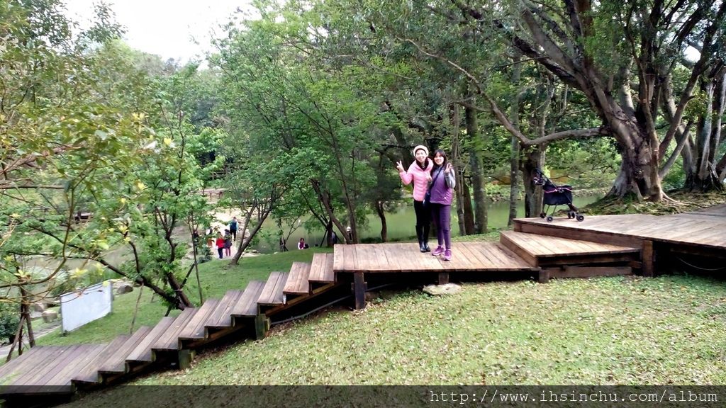 兩位大美女配上如詩如畫的湖畔美景,彷彿天上人間圖畫一般 兩位大美女配上如詩如畫的湖畔美景,彷彿天上人間圖畫一般