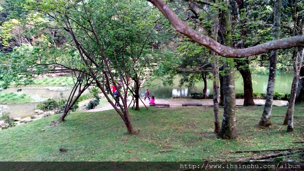擁有北臺灣最大梅園的角板山行館種植的梅花園,梅花盛開時間自每年的元月底止喔! 因地勢關係,此季節山區水氣足,氣溫降低,形成雲霧繚繞,仙氣彌漫景象,將園區妝點出嬌羞又幽靜的景致。 擁有北臺灣最大梅園的角板山行館種植的梅花園,梅花盛開時間自每年的元月底止喔! 因地勢關係,此季節山區水氣足,氣溫降低,形成雲霧繚繞,仙氣彌漫景象,將園區妝點出嬌羞又幽靜的景致。