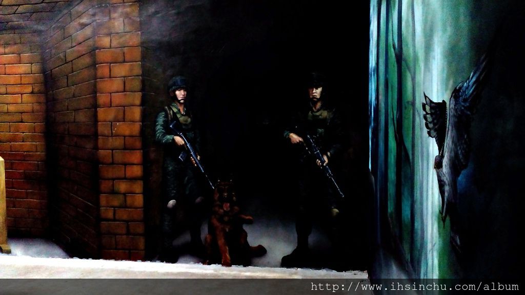 角板山行館內的地下室有一「神秘避難隧道」,長80公尺、寬4公尺、高3公尺,當年做為蔣介石緊急避難之用。隧道開放參觀後,隧道牆壁彩繪了泰雅風味的圖騰,成為吸引遊客的景點之一。 角板山行館內的地下室有一「神秘避難隧道」,長80公尺、寬4公尺、高3公尺,當年做為蔣介石緊急避難之用。隧道開放參觀後,隧道牆壁彩繪了泰雅風味的圖騰,成為吸引遊客的景點之一。