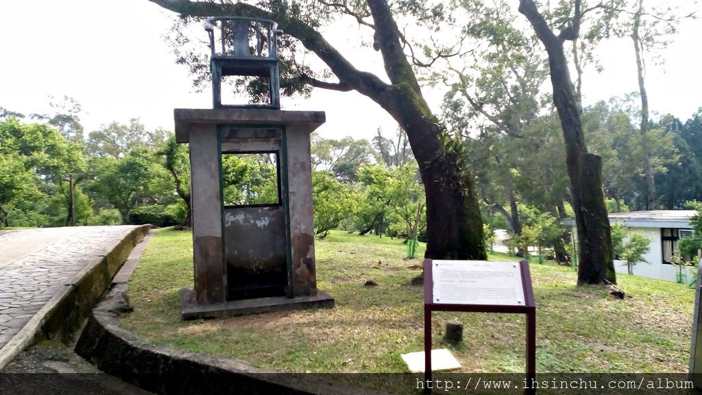 屋頂上的椅子(Chair on the Roof) 創作理念:卡氏從事戶外公共藝術創作,不喜閉門造車,預為綢繆,每每因勢造景,結合設置地的歷史文化背景,使其作品發揮承先啟後的作用,成為社區居民共同記憶的一環。立於崗哨頂部的銅椅,翻模自明代式樣,象徵歲月滄桑,儘管時遷境移,行館的崗哨有若永不隱退的老兵,仍然日夜守護角板山公園。 屋頂上的椅子(Chair on the Roof) 創作理念:卡氏從事戶外公共藝術創作,不喜閉門造車,預為綢繆,每每因勢造景,結合設置地的歷史文化背景,使其作品發揮承先啟後的作用,成為社區居民共同記憶的一環。立於崗哨頂部的銅椅,翻模自明代式樣,象徵歲月滄桑,儘管時遷境移,行館的崗哨有若永不隱退的老兵,仍然日夜守護角板山公園。