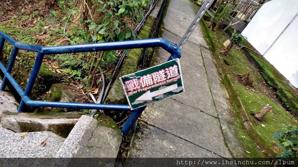 角板山行館內的地下室有一「神秘避難隧道」,長80公尺、寬4公尺、高3公尺,當年做為蔣介石緊急避難之用。隧道開放參觀後,隧道牆壁彩繪了泰雅風味的圖騰,成為吸引遊客的景點之一。 角板山行館內的地下室有一「神秘避難隧道」,長80公尺、寬4公尺、高3公尺,當年做為蔣介石緊急避難之用。隧道開放參觀後,隧道牆壁彩繪了泰雅風味的圖騰,成為吸引遊客的景點之一。