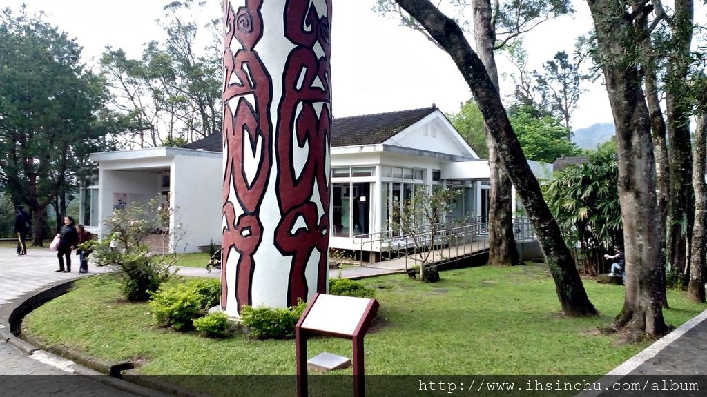 人形狐狸(The Human Fox) 創作理念:繪滿圖騰的立柱,一若大自然的代言者,述說原始森林的神秘故事。紅、白、黑三色的變化組合,勾勒出熱情、和平、力量的基調,也把在地族群的生命印記與奮鬥理想,做了生動的刻劃。狐狸是森林中的精靈,悠遊林間,行蹤莫定,作品名為「人形狐狸」,意在殷殷期盼:人生寄旅於天地之間,就應活得自由與奔放。 人形狐狸(The Human Fox) 創作理念:繪滿圖騰的立柱,一若大自然的代言者,述說原始森林的神秘故事。紅、白、黑三色的變化組合,勾勒出熱情、和平、力量的基調,也把在地族群的生命印記與奮鬥理想,做了生動的刻劃。狐狸是森林中的精靈,悠遊林間,行蹤莫定,作品名為「人形狐狸」,意在殷殷期盼:人生寄旅於天地之間,就應活得自由與奔放。