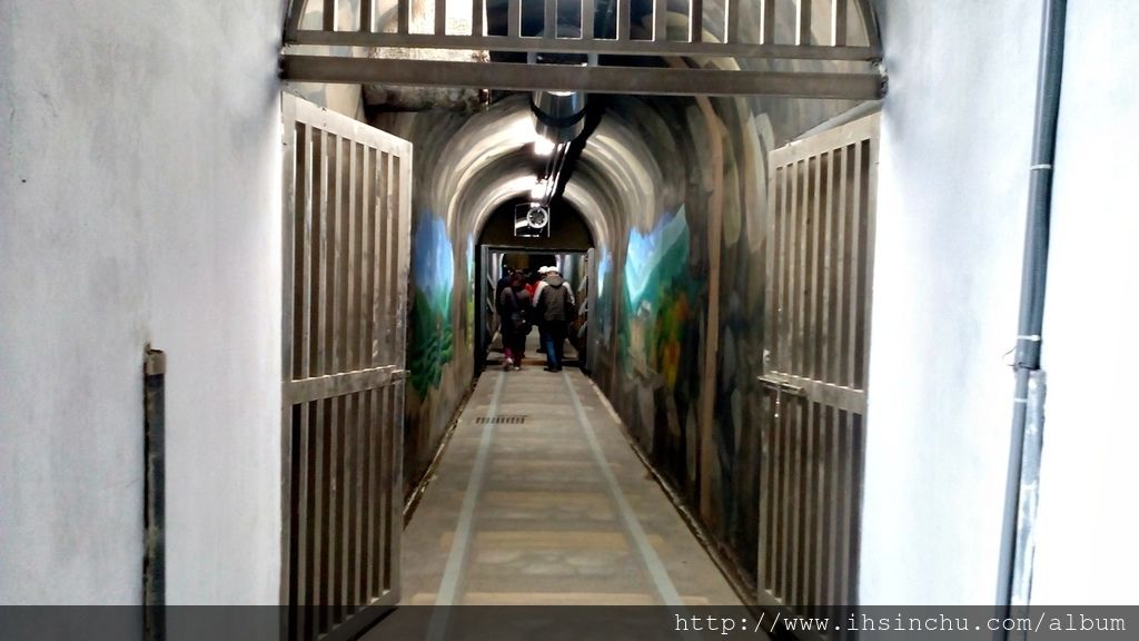 角板山行館內的地下室有一「神秘避難隧道」,長80公尺、寬4公尺、高3公尺,當年做為蔣介石緊急避難之用。隧道開放參觀後,隧道牆壁彩繪了泰雅風味的圖騰,成為吸引遊客的景點之一。 角板山行館內的地下室有一「神秘避難隧道」,長80公尺、寬4公尺、高3公尺,當年做為蔣介石緊急避難之用。隧道開放參觀後,隧道牆壁彩繪了泰雅風味的圖騰,成為吸引遊客的景點之一。