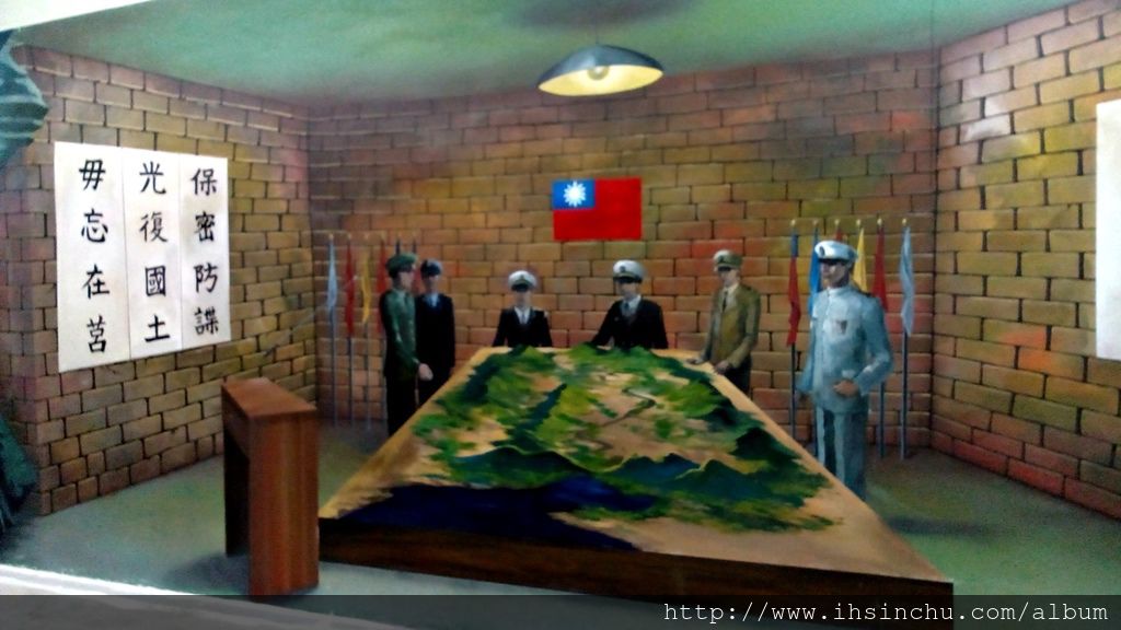 角板山行館內的地下室有一「神秘避難隧道」,長80公尺、寬4公尺、高3公尺,當年做為蔣介石緊急避難之用。隧道開放參觀後,隧道牆壁彩繪了泰雅風味的圖騰,成為吸引遊客的景點之一。 角板山行館內的地下室有一「神秘避難隧道」,長80公尺、寬4公尺、高3公尺,當年做為蔣介石緊急避難之用。隧道開放參觀後,隧道牆壁彩繪了泰雅風味的圖騰,成為吸引遊客的景點之一。