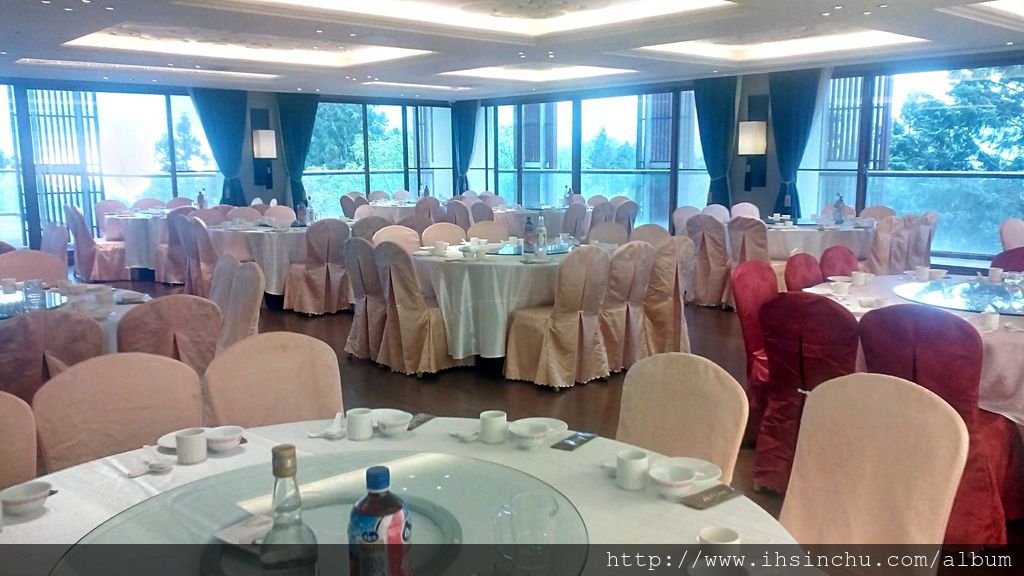 三樓中餐點內容:中式桌菜/套餐/地方菜色/精緻單點 中餐廳時間:請詢問餐廳或櫃台晚餐 自備酒類及飲料者酌收每人服務費用NT$50~NT$100 三樓中餐點內容:中式桌菜/套餐/地方菜色/精緻單點 中餐廳時間:請詢問餐廳或櫃台晚餐 自備酒類及飲料者酌收每人服務費用NT$50~NT$100