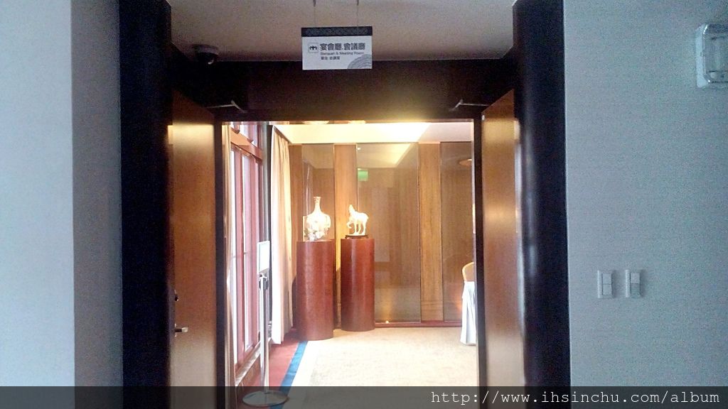 阿里山賓館五樓會議室,可容納120人的國際會議廳,落地窗設計可遠眺山景一覽無際,讓您在工作也可享受大自然之美 阿里山賓館五樓會議室,可容納120人的國際會議廳,落地窗設計可遠眺山景一覽無際,讓您在工作也可享受大自然之美