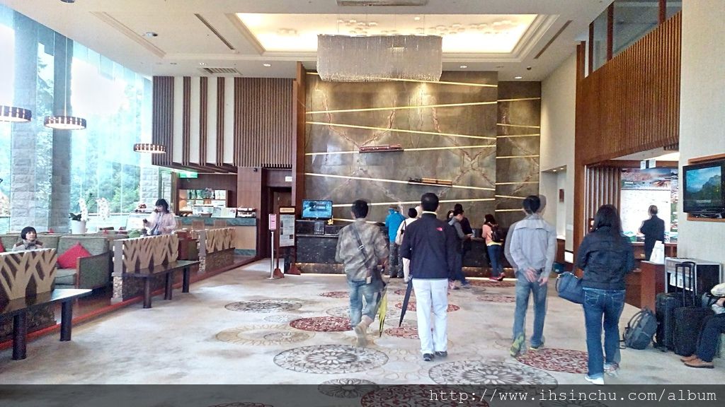 走進阿里山賓館新館,展現在眼前的是寬廣富麗的大廳,旁邊有整片落地窗,遊客可以舒服地坐在大廳享受窗外美麗的風景。 走進阿里山賓館新館,展現在眼前的是寬廣富麗的大廳,旁邊有整片落地窗,遊客可以舒服地坐在大廳享受窗外美麗的風景。
