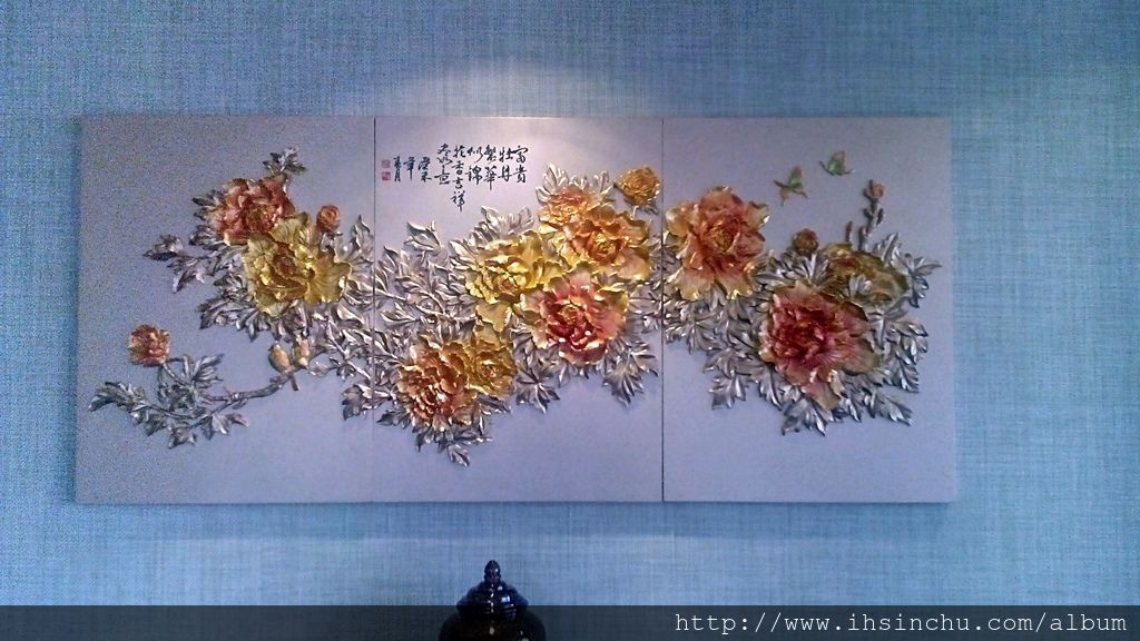 阿里山賓館總統套房的主臥室牆上掛著金色富貴牡丹圖 阿里山賓館總統套房的主臥室牆上掛著金色富貴牡丹圖