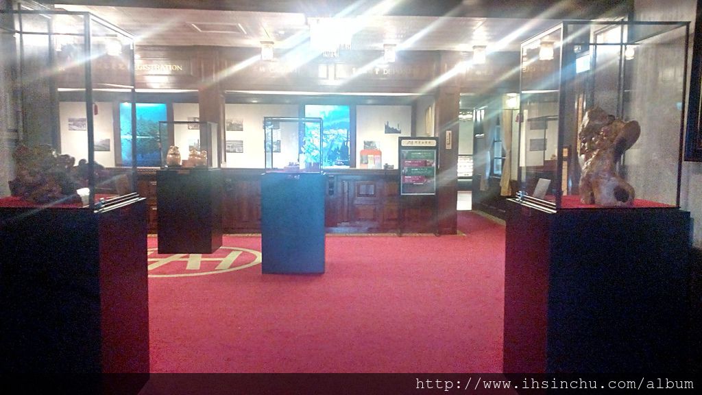 阿里山賓館歷史館六樓保留全台僅有的百年檜木櫃檯,懷舊味十足的大廳,彷彿走進時空隧道回到50年代光景,體會前所未有的新奇感受。 阿里山賓館歷史館六樓保留全台僅有的百年檜木櫃檯,懷舊味十足的大廳,彷彿走進時空隧道回到50年代光景,體會前所未有的新奇感受。