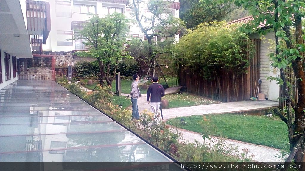 阿里山賓館六樓後花園是位於現代館與歷史館之間的景觀咖啡座,適合親朋好友聚在一起喝喝茶、聊聊天、欣賞夜景,真是人生一大樂事! 阿里山賓館六樓後花園是位於現代館與歷史館之間的景觀咖啡座,適合親朋好友聚在一起喝喝茶、聊聊天、欣賞夜景,真是人生一大樂事!