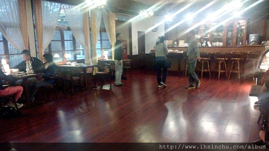 阿里山賓館歷史館最有名的就是50年代咖啡廳,古樸典雅的50年代大舞廳,保留了百年歷史的古蹟裝飾,收藏了古早時代的收音機音響器材,讓大家在喝咖啡的同時,陶醉在舊時夜上海情境。 阿里山賓館歷史館最有名的就是50年代咖啡廳,古樸典雅的50年代大舞廳,保留了百年歷史的古蹟裝飾,收藏了古早時代的收音機音響器材,讓大家在喝咖啡的同時,陶醉在舊時夜上海情境。