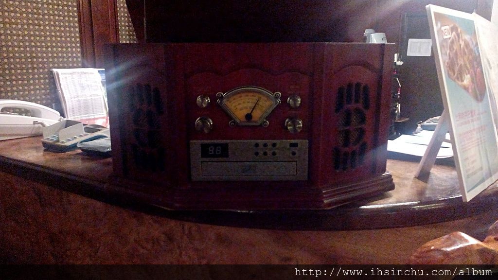50年代咖啡廳收藏了古早時代的收音機音響器材 50年代咖啡廳收藏了古早時代的收音機音響器材