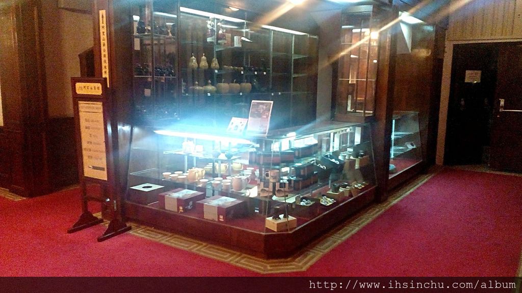 阿里山賓館舊館一樓精品店販售多樣具有原住民文化創作風格之精緻手工藝品,如阿里山鄒族帽子、皮包以及小火車、檜木香皂、精油等。 阿里山賓館舊館一樓精品店販售多樣具有原住民文化創作風格之精緻手工藝品,如阿里山鄒族帽子、皮包以及小火車、檜木香皂、精油等。