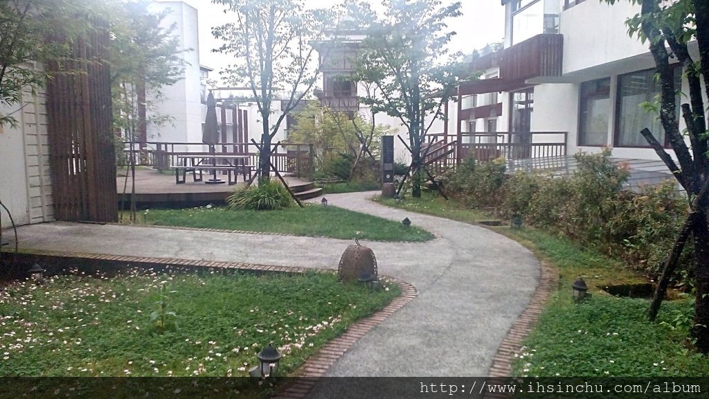阿里山賓館六樓後花園是位於現代館與歷史館之間的景觀咖啡座,適合親朋好友聚在一起喝喝茶、聊聊天、欣賞夜景,真是人生一大樂事! 阿里山賓館六樓後花園是位於現代館與歷史館之間的景觀咖啡座,適合親朋好友聚在一起喝喝茶、聊聊天、欣賞夜景,真是人生一大樂事!