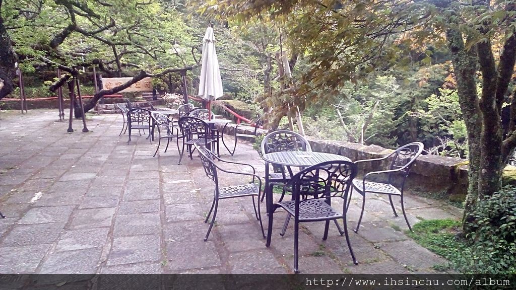 阿里山賓館歷史館門口前還有非常棒的露天咖啡座,叫做松庭露天咖啡 阿里山賓館歷史館門口前還有非常棒的露天咖啡座,叫做松庭露天咖啡