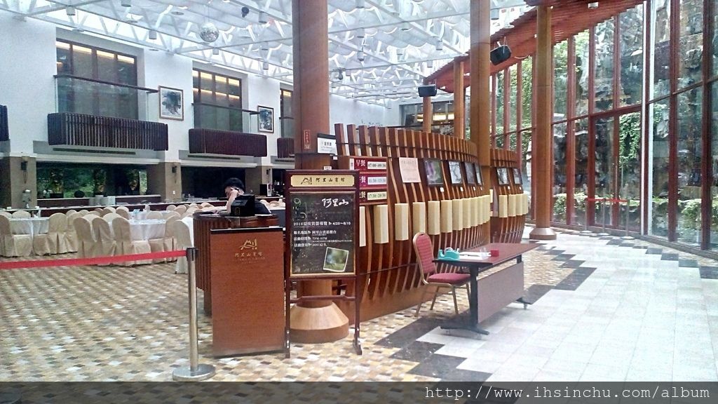 阿里山賓館餐廳說明:中式桌菜/套餐/地方菜色/精緻單點 餐廳人數:300人 早餐時間:隨日出時間更動,以餐廳門口公告為主(夏季06:45-09:30)(冬季07:00-09:30) 午餐:11:30~13:30 晚餐:17:30~20:30 阿里山賓館餐廳說明:中式桌菜/套餐/地方菜色/精緻單點 餐廳人數:300人 早餐時間:隨日出時間更動,以餐廳門口公告為主(夏季06:45-09:30)(冬季07:00-09:30) 午餐:11:30~13:30 晚餐:17:30~20:30