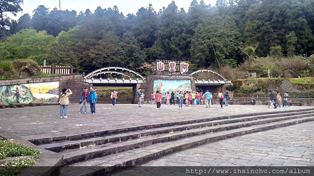 阿里山位於嘉義縣境,為東南亞最高峰玉山的支脈,也是世界觀光客來台灣必遊景點之一,有九十多年歷史的阿里山森林鐵路是世界上僅存的三條高山鐵路之一,途經熱、暖、溫、寒四帶,景緻迥異,搭乘火車如同置身大自然博物館一般,阿里山森林鐵路更是阿里山五奇之首! 阿里山位於嘉義縣境,為東南亞最高峰玉山的支脈,也是世界觀光客來台灣必遊景點之一,有九十多年歷史的阿里山森林鐵路是世界上僅存的三條高山鐵路之一,途經熱、暖、溫、寒四帶,景緻迥異,搭乘火車如同置身大自然博物館一般,阿里山森林鐵路更是阿里山五奇之首!